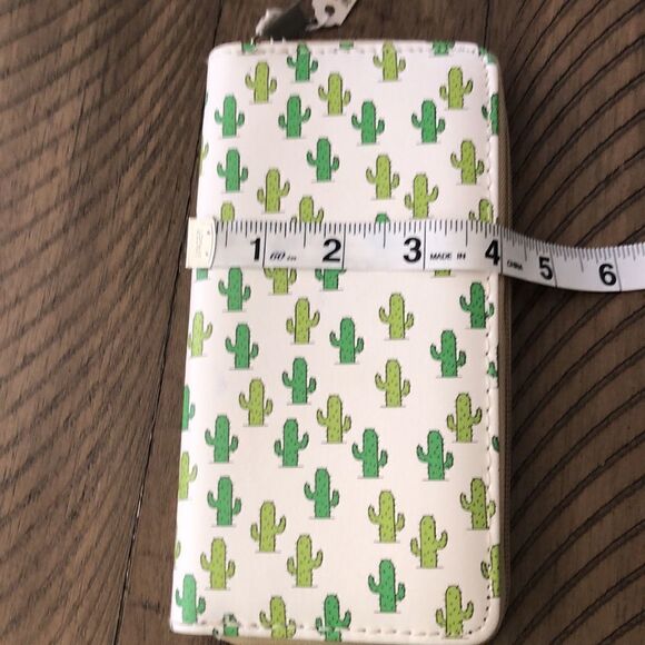 NWT Lucky 🍀 Cacti 🌵 Vegan 🌱 Zip Wallet 12 card inserts zip coin Secure! - Picture 10 of 17